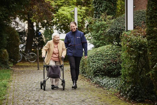 Die ehrenamtlich Helfenden bringen nicht nur ein offenes Ohr mit, sondern gehen einfühlsam auf die individuellen Lebenssituationen von älteren oder hilfsbedürftigen Menschen ein.